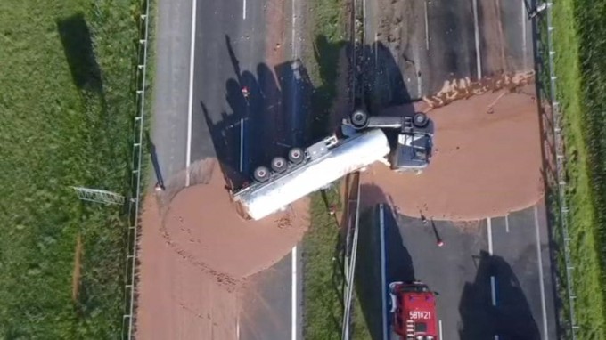 Водитель грузовика «помыл» шоколадом автомагистраль в Польше (Видео)