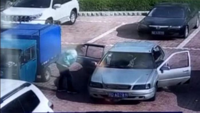 Самоотверженный китаец попытался задуть пламя, вырвавшееся из под капота автомобиля (Видео)