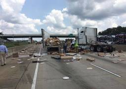 Тонны пиццы оказались на автомагистрали после крупномасштабного ДТП в Арканзасе. (Видео) 3