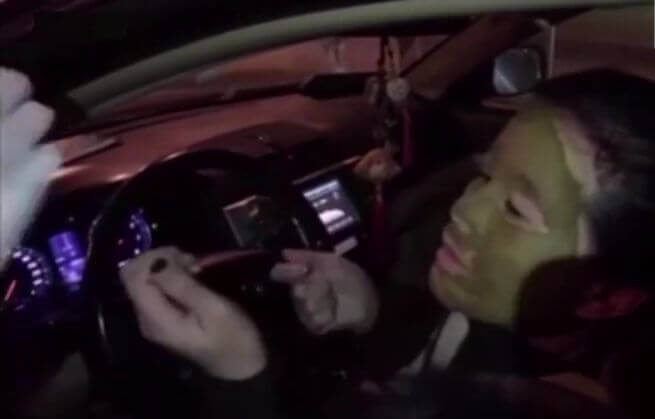 Автовладелица с маской на лице шокировала китайских полицейских. (Видео)