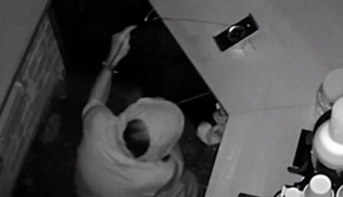 Воришка с необычным «украшением» на голове ограбил кафе в Сиднее. (Видео)