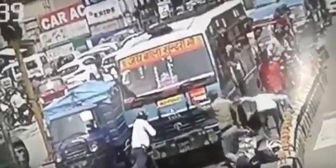 Полицейский, вовремя остановив автобус, спас жизнь мотоциклисту в Индии. (Видео)
