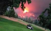 Любители гольфа продолжили игру, несмотря на надвигающуюся огненную стихию, охватившую лес 0