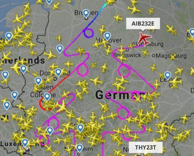 Пилоты во время испытательного рейса «нарисовали» рождественскую ёлку в небе над Германией.