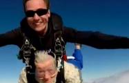 101-летняя австралийка установила новый рекорд и совершила прыжок с парашютом в тамдеме с инструктором. (Видео) 3