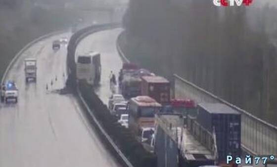 Чудовищная авария по вине водителя, заснувшего за рулём автобуса, произошла в Китае.