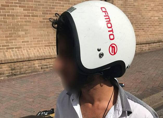 Австралийского мотоциклиста оштрафовали на 319 $ за прыщ на лице.