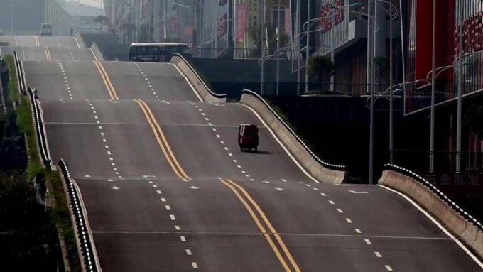 В Китае построена волнообразная дорога протяжённостью 300 метров. (Видео)