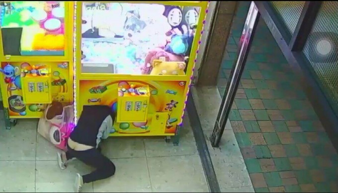 Любительница мягких игрушек, получившая прозвище «голозадая детка», ограбила игровой аппарат в Тайване (Видео)