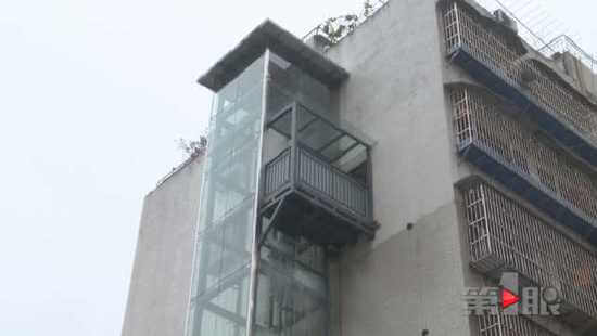 Ленивый китаец, уставший пониматься на 6-й этаж, соорудил частный лифт в своё жилище. (Видео)