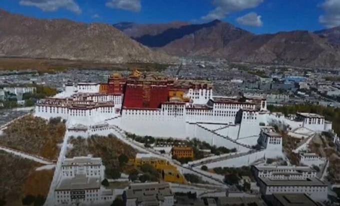 300 волонтёров, используя 92 тонны краски, за 9 дней перекрасили древний тибетский дворец. (Видео)