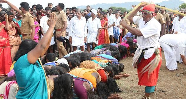 2000 девушек были избиты священником в рамках национального фестиваля в индийском храме (Видео)