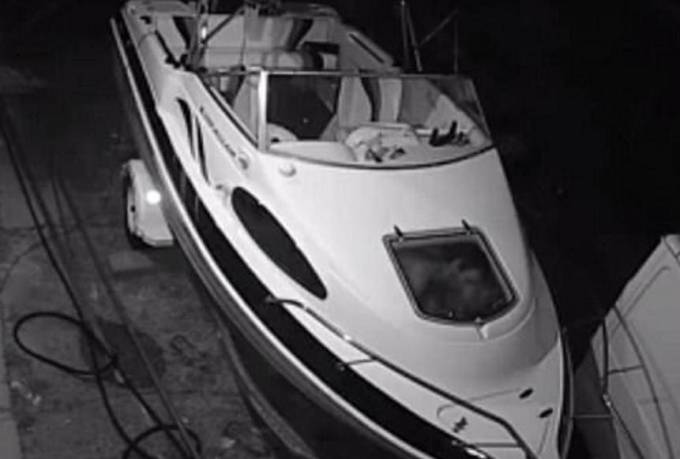 <p>Уилл Коу, житель города Кернс (штат Квинсленд) стал жертвой двух воришек, которые помимо ограбления, осквернили его моторную лодку.</p>