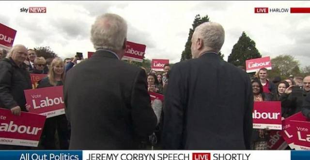 Джереми Корбин, лидер Лейбористской партии и британской оппозиции во время освещения встречи с электоратом в парке города Харлоу (графство Эссекс) попал в курьёзную ситуацию, благодаря неслаженной работе журналистов.