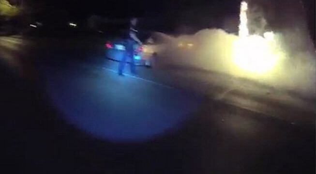 Полицейский в самый последний момент вытащил женщину из окна горящего автомобиля. (Видео)