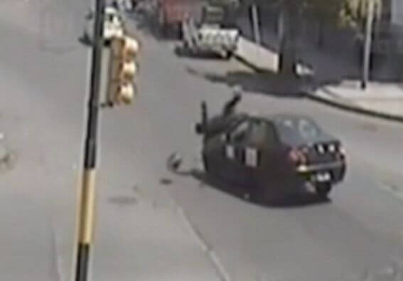 Таксист сбил и ограбил мотоциклиста на трассе в Аргентине. (Видео)