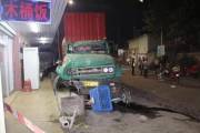 Трагедия по вине водителя, не поставившего на ручник грузовик, произошла в Китае (Видео) 2