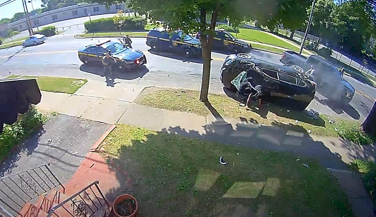 Автомобиль с вооружёнными преступниками, уходя от полиции, перевернулся и попал на видео в США