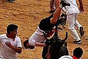 Экстремалы продолжили видеосъёмки, угодив под копыта быков во время испанского фестиваля 2
