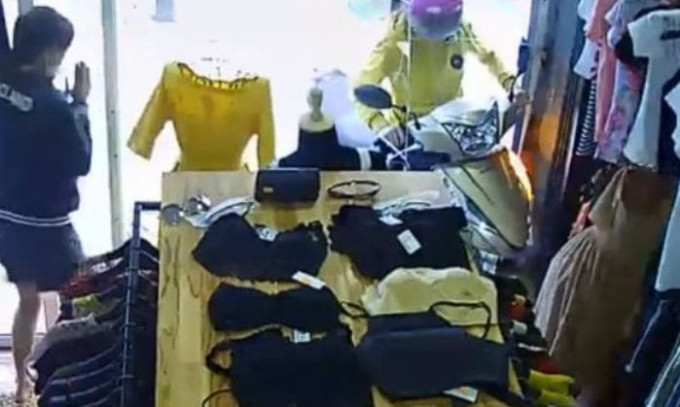 Мотоциклистка разнесла витрину магазина одежды во Вьетнаме (Видео)