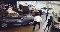 Китайский бизнесмен разнёс автосалон на обманувшем ожидания спорткаре (Видео) 3