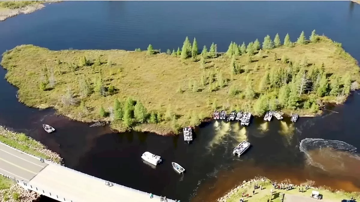 Операция по перемещению острова-болота на катерах в США - видео