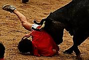 Экстремалы продолжили видеосъёмки, угодив под копыта быков во время испанского фестиваля 4
