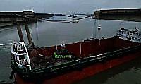 Судно-контейнеровоз обрушило часть моста в Китае: видео 0