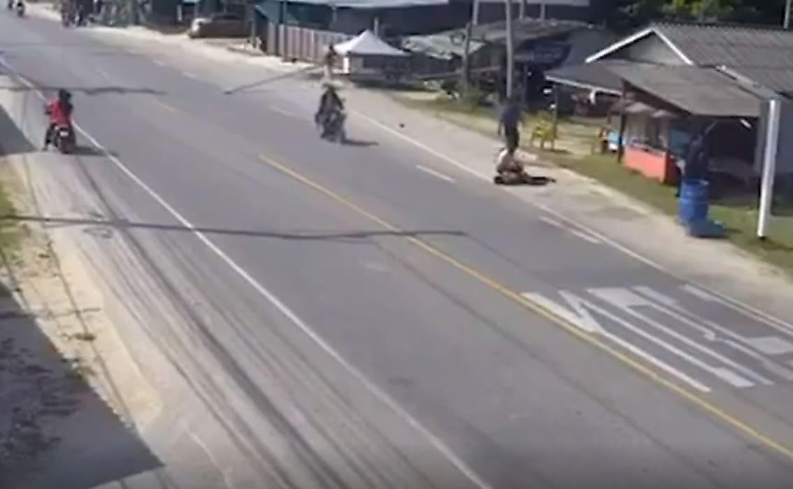 Рабочие, неся по дороге длинную балку, оказались на пути у мотоциклиста в Таиланде
