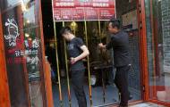 Китайский ресторан предлагает скидки для тощих клиентов, которые смогут преодолеть специальное ограждение 3