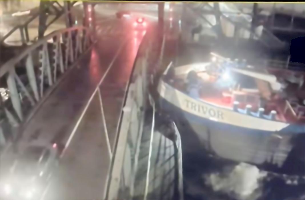 Судно с топливом врезалось в мост в Бельгии