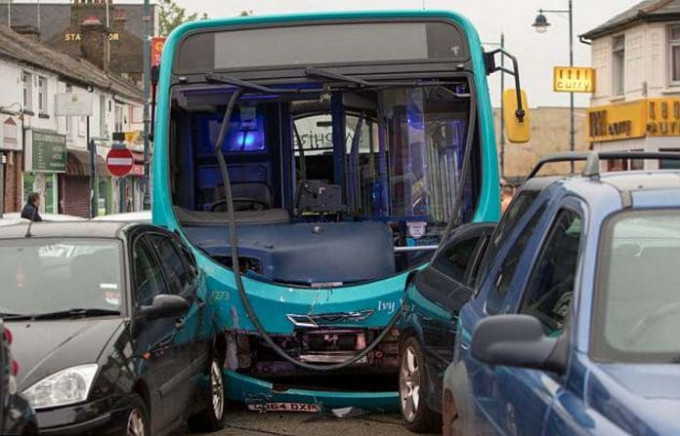 Крупномасштабное ДТП по вине водителя автобуса, протаранившего 25 автомобилей, произошло в Британии