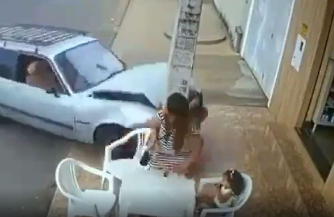 Столб спас женщину с ребёнком от неуправляемого автомобиля - видео