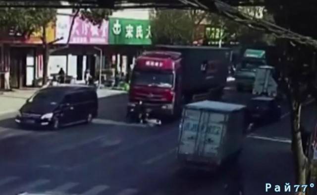 Велосипедист «подрезавший» фуру в Китае, чудом остался жив, оказавшись под грузовиком (Видео)