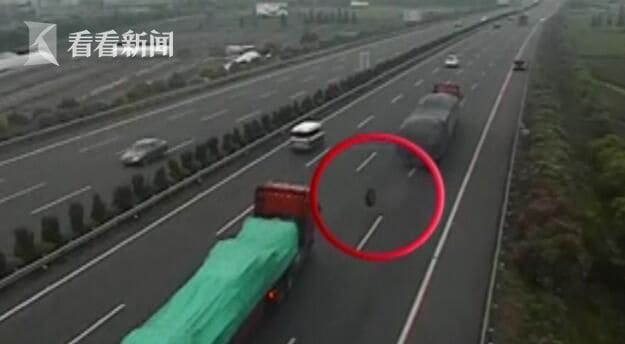 Автовладелец выбрал неудачное место для замены колеса на мосту в Китае (Видео)