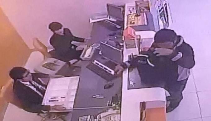 Вежливый налётчик ограбил банк за спиной у неподозревающего охранника в Тайланде. (Видео)