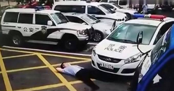 Китайский «ныряльщик» попытался обмануть полицейских, бросившись под колёса патрульного автомобиля (Видео)