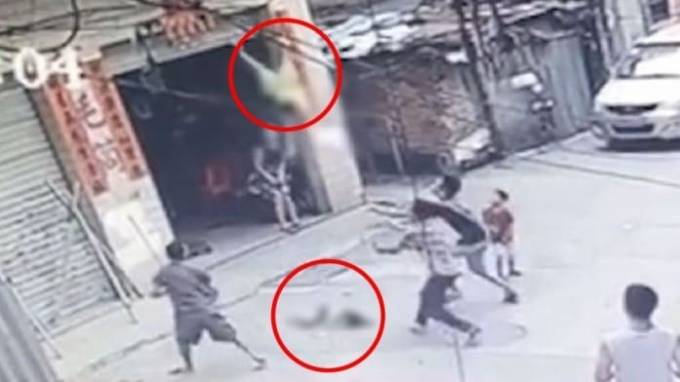 Малолетние дети, оставшись без присмотра, выпали с балкона третьего этажа в Китае. (Видео)