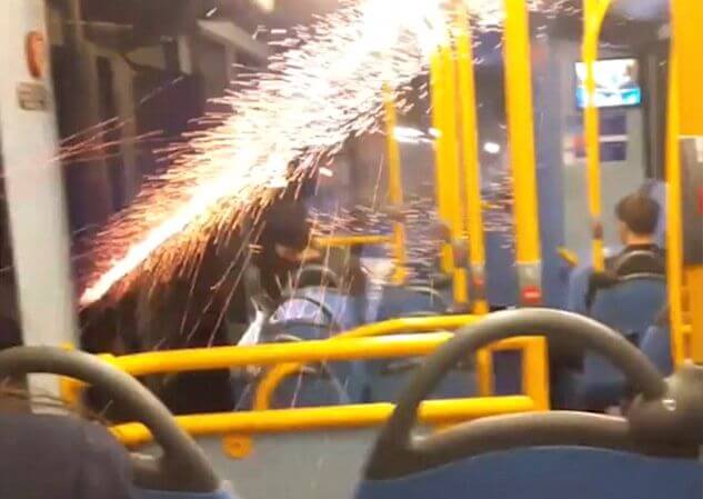 Британский «шутник» запустил петарду в салон автобуса с пассажирами на борту. (Видео)