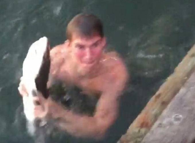 Американский студент голыми руками поймавший акулу, стал антигероем «инстаграма».