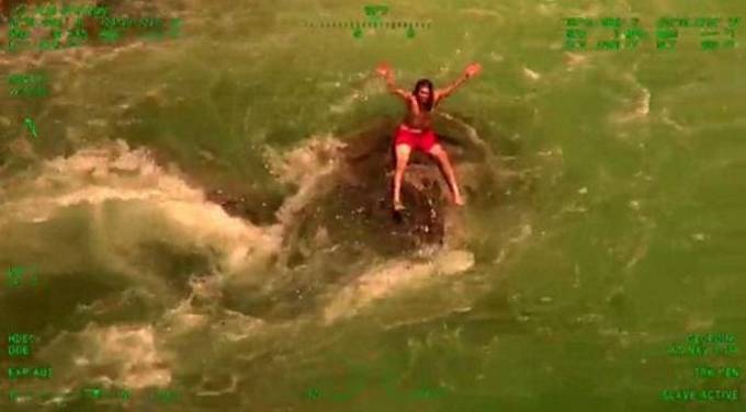 Спасатели на вертолёте сняли со скалы застрявшего пловца (Видео)
