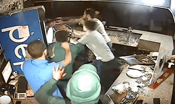 Массовая драка с участием боевика АТО попала на видеокамеру в украинском ночном клубе. (Видео)