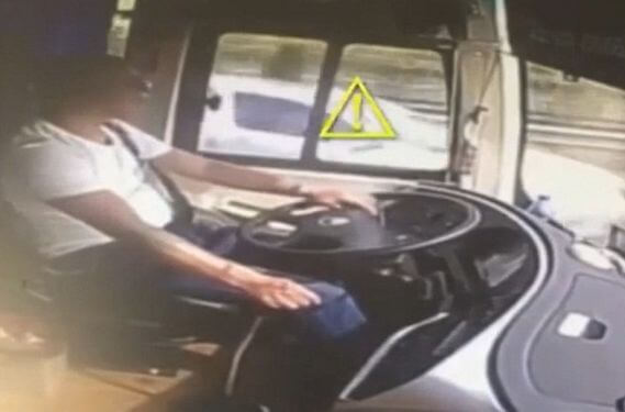 Водитель автобуса, уходя от столкновения с легковым автомобилем, перевернул транспортное средство в Китае (Видео)