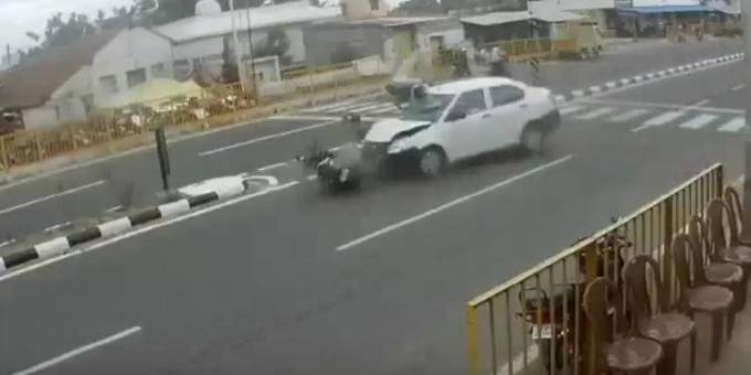 Женщина на скутере неудачно «подрезала» легковой автомобиль в Индии. (Видео)