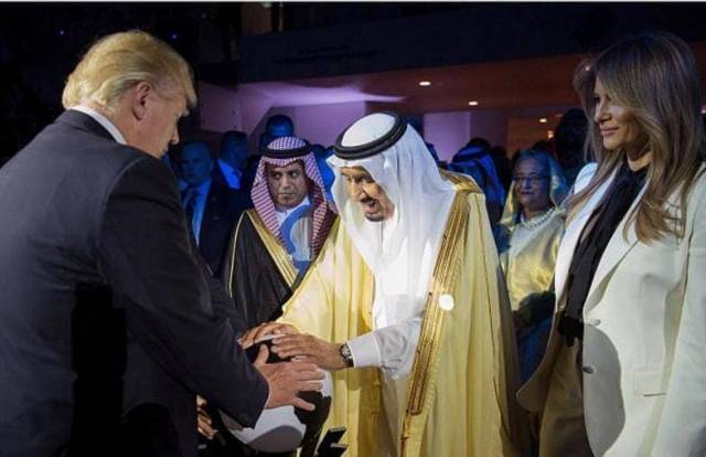 Президент США, король Саудовской Аравии и президент Египта «символично» открыли Всемирный Центр по противодействию экстремизму в Эр-Рияде. 
