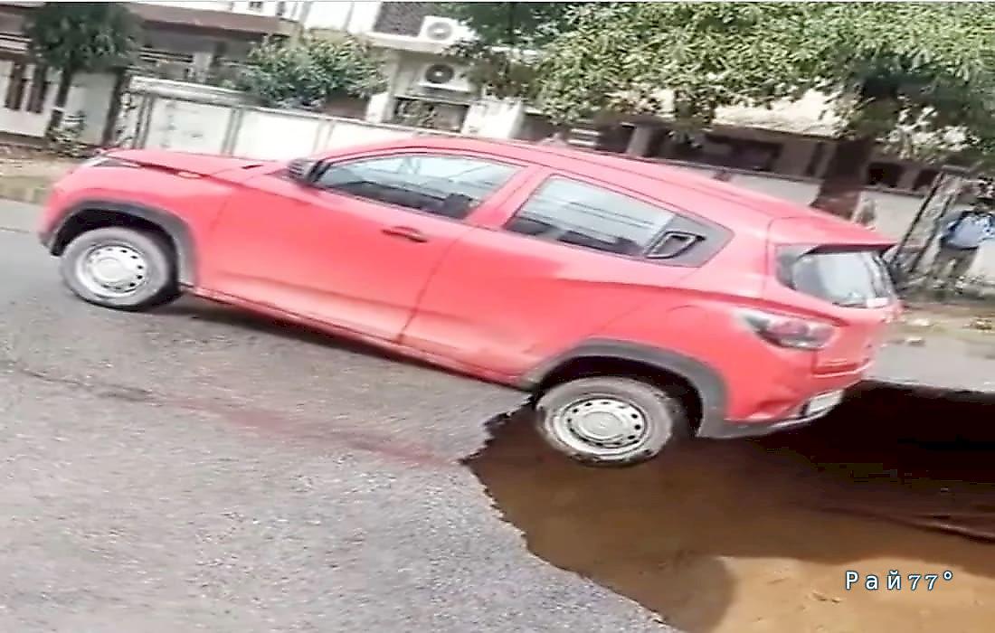 Водитель успел спастись, когда под его машиной образовалась огромная воронка: видео
