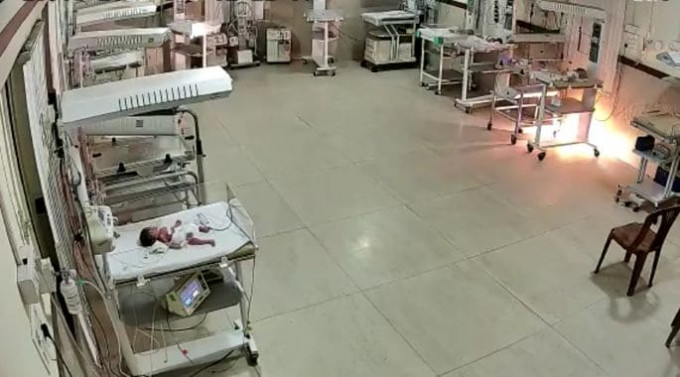 Момент возгорания родильного отделения с 23-я младенцами, попал на видеокамеру в Индии