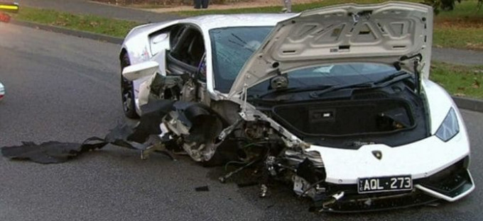 Водитель Lamborghini превратил в металлолом свой автомобиль, «не разъехавшись» со столбом в Австралии (Видео)