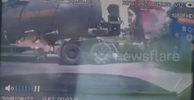 Цементовоз протаранил автобус на перекрёстке в Китае (Видео)