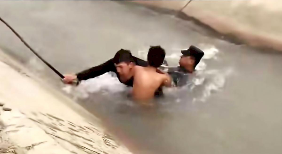 Полицейские спасли подростка, угодившего в бурный канал